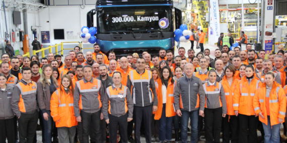 Ford Trucks 300 Bininci Kamyonunu Hattan İndirdi