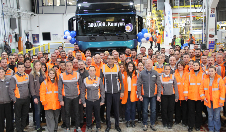 Ford Trucks 300 Bininci Kamyonunu Hattan İndirdi