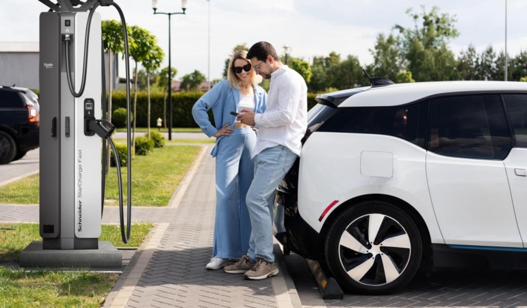 Schneider Electric’ten Elektrikli Araç Şarjında Yeni Çözüm: 720 kW Güç Sunuyor