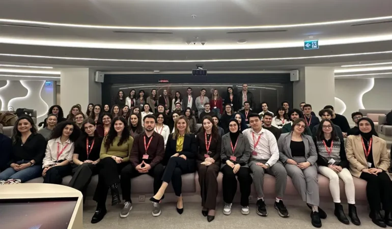 Vodafone’a Dev Başvuru: 15 Bin Genç O Kapıda