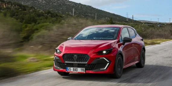 Renault’nun Zirve Yarışı Sürüyor