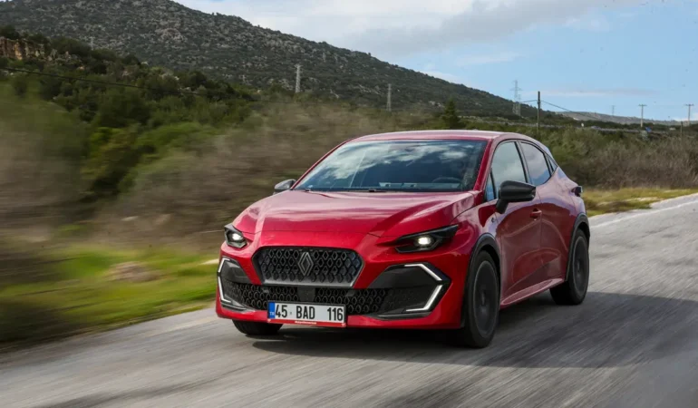 Renault’nun Zirve Yarışı Sürüyor