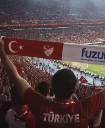 Kırmızı-Beyaz Coşku Dünya Sahnesinde