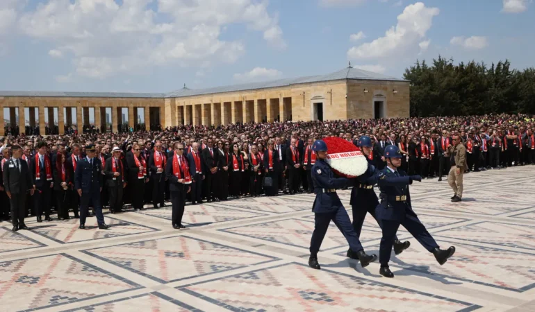 Koç'un 100. Yılında Tarihi Anıtkabir Buluşması